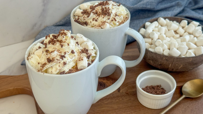 2 tasses de chocolat chaud