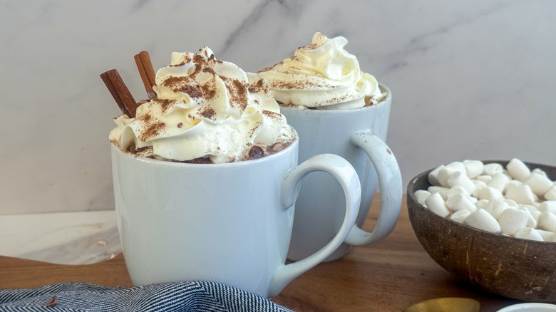 2 tasses de chocolat chaud