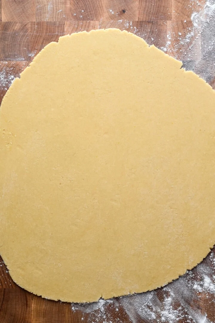 Vue aérienne de la pâte à biscuits animale déployée.