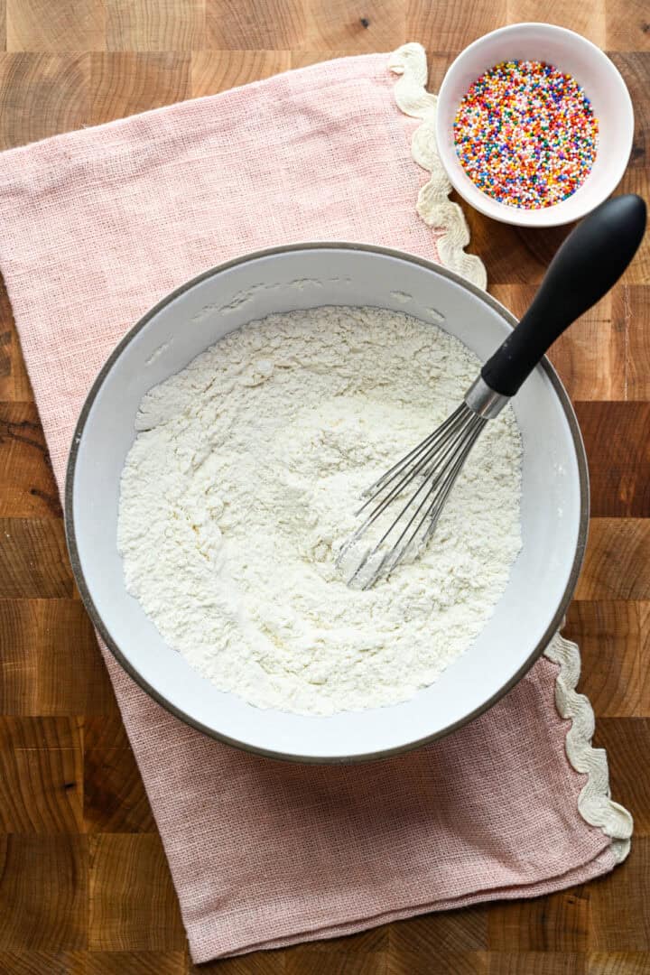 Ingrédients secs après avoir été fouettés ensemble.