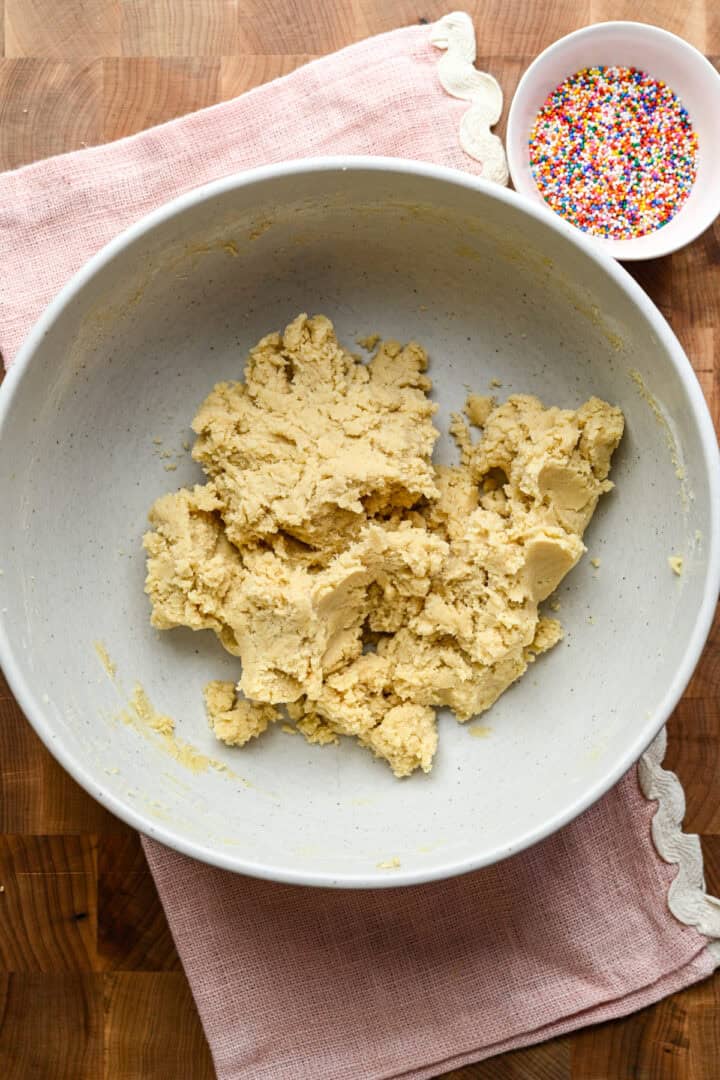 Pâte à biscuits animale dans un arc.