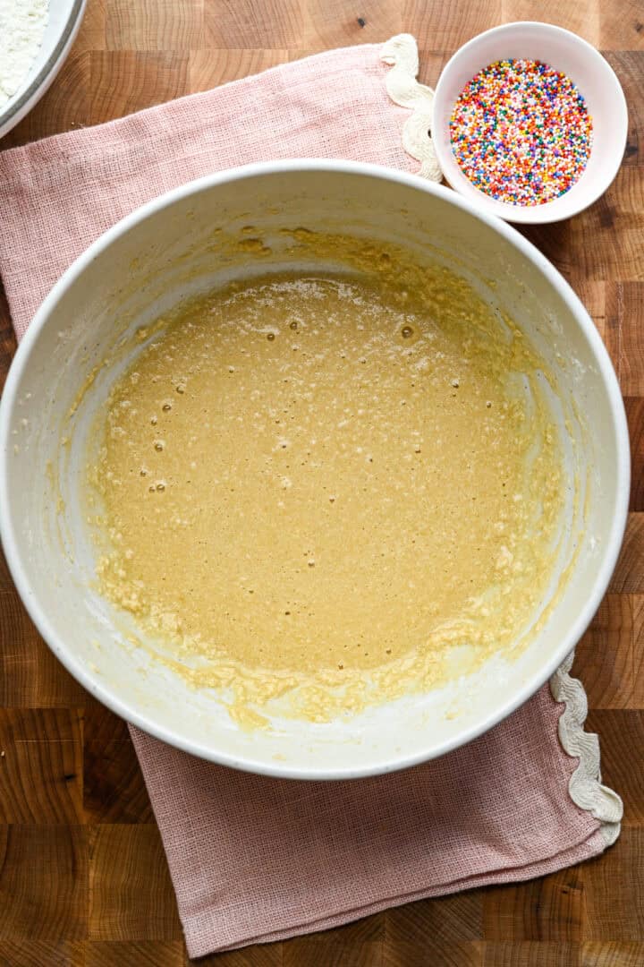 Ingrédients humides de biscuits animaux dans un bol.