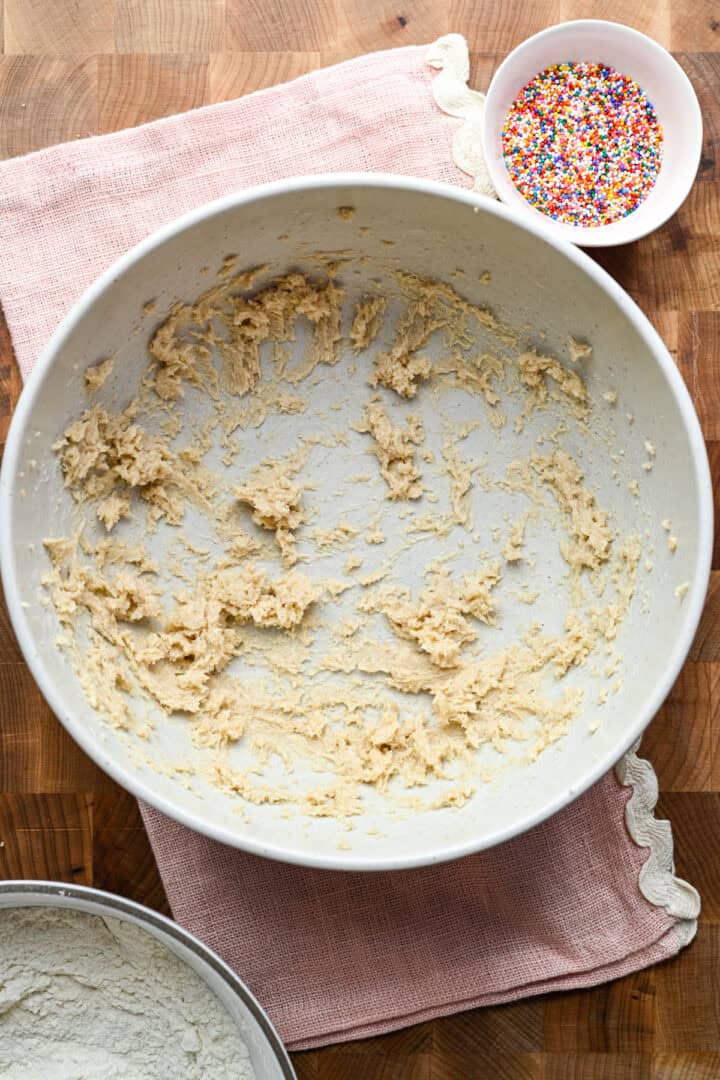 Beurre et sucre crémés ensemble.