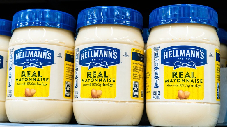 pots de mayonnaise non ouverts