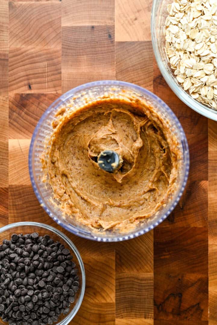 Pâte de dattes dans un petit robot culinaire.