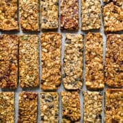 vue aérienne de 4 saveurs de barres granola sur une plaque à pâtisserie.