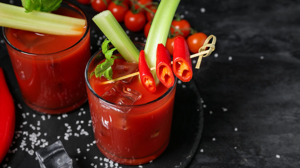 Vous ne boirez plus jamais un Bloody Mary de la même manière après avoir vu cette astuce désarticulée mais délicieuse