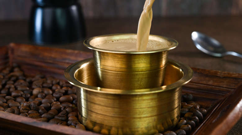 Café filtre indien posé sur des grains de café.