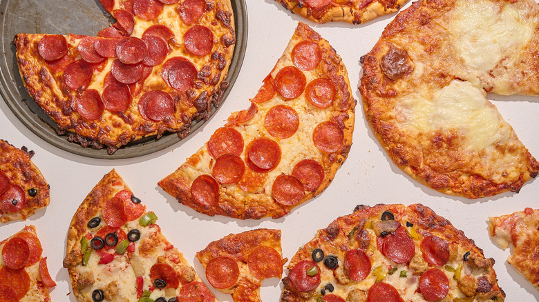 Pizzas cuites au four disposées sur une table