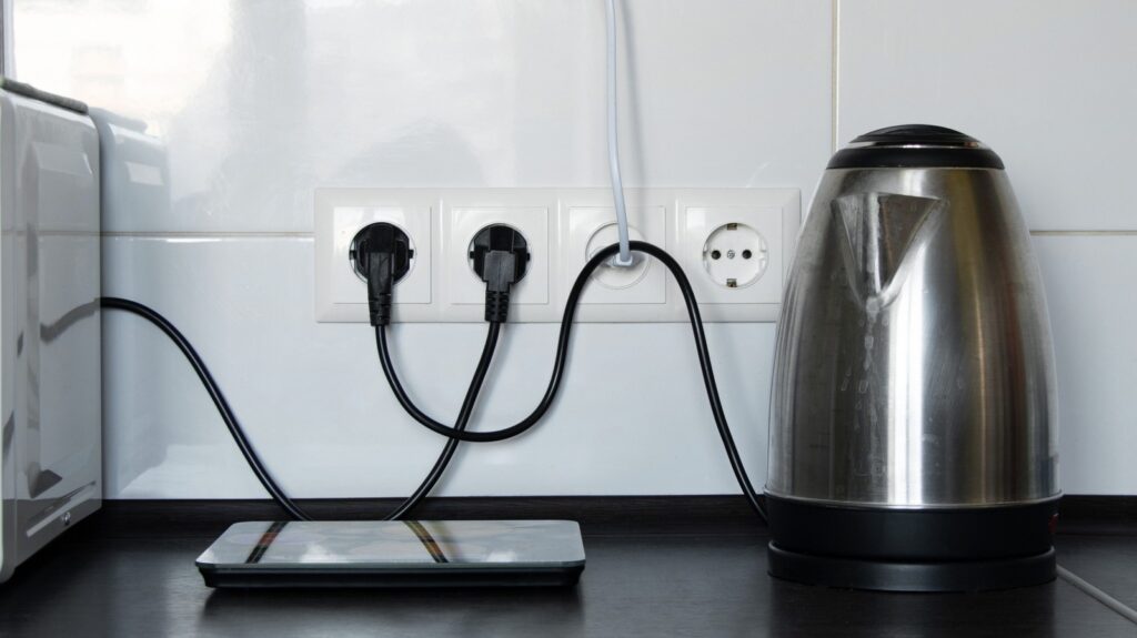 Débarrassez-vous des fils de comptoir de cuisine encombrés avec cette trouvaille technologique astucieuse