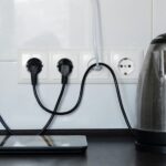 Débarrassez-vous des fils de comptoir de cuisine encombrés avec cette trouvaille technologique astucieuse