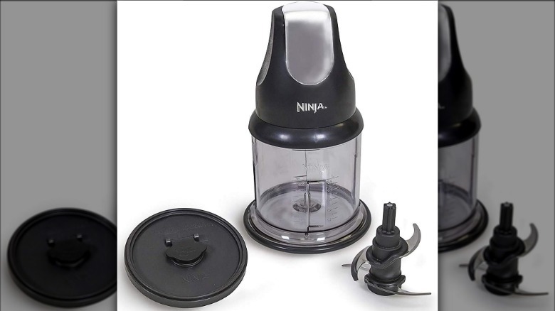 Ninja Food Chopper Express Chop et morceaux affichés sur une surface blanche
