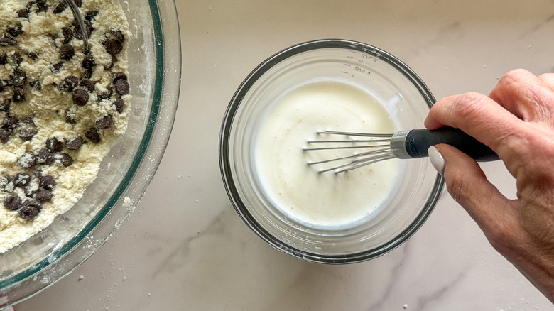 mélanger le babeurre à la main