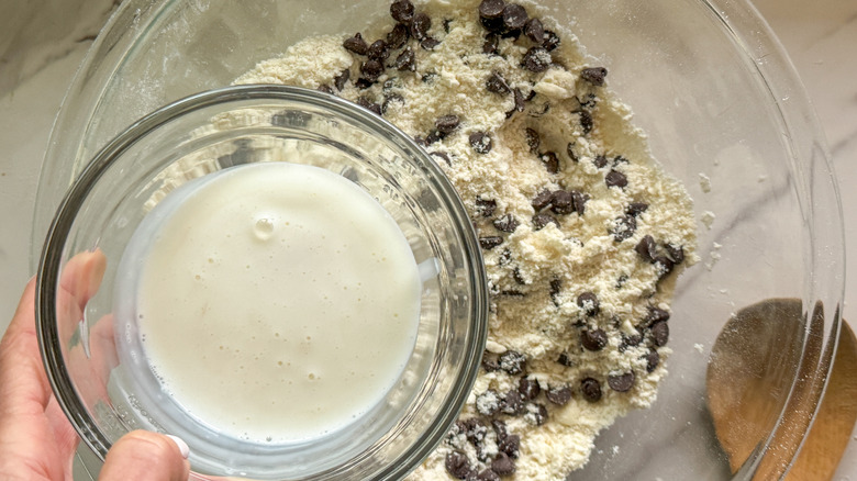 verser du liquide dans le mélange de farine