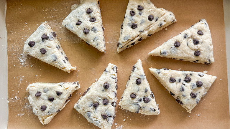 Scones sur plaque à pâtisserie
