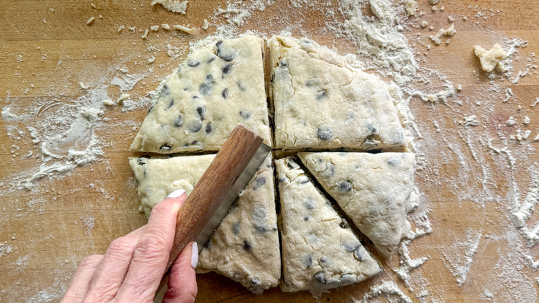 main coupant le cercle de pâte