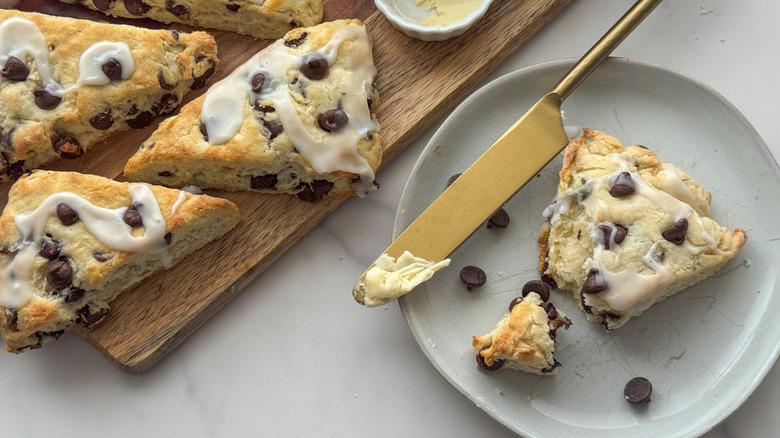 la moitié du scone sur une assiette