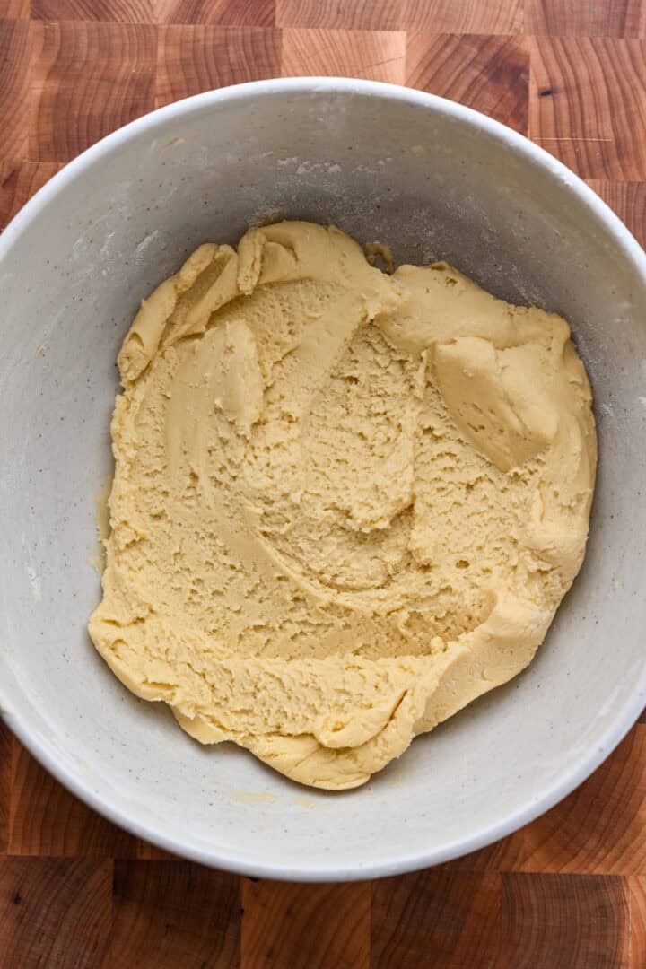 Pâte à biscuits au sucre dans un bol.
