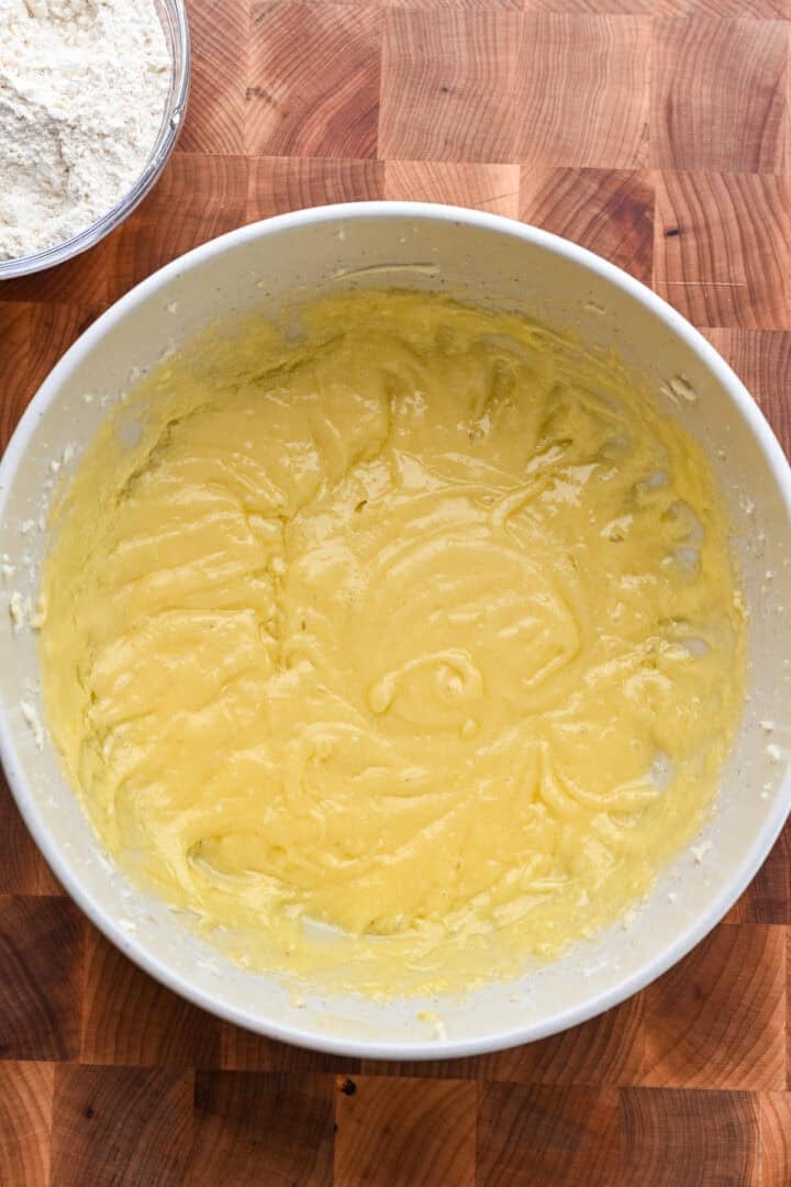 Ingrédients humides pour la pâte à biscuits au sucre dans un bol.