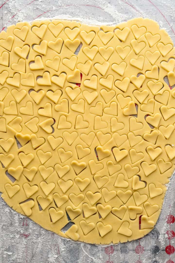 Mini biscuits coeur découpés dans de la pâte à biscuits.