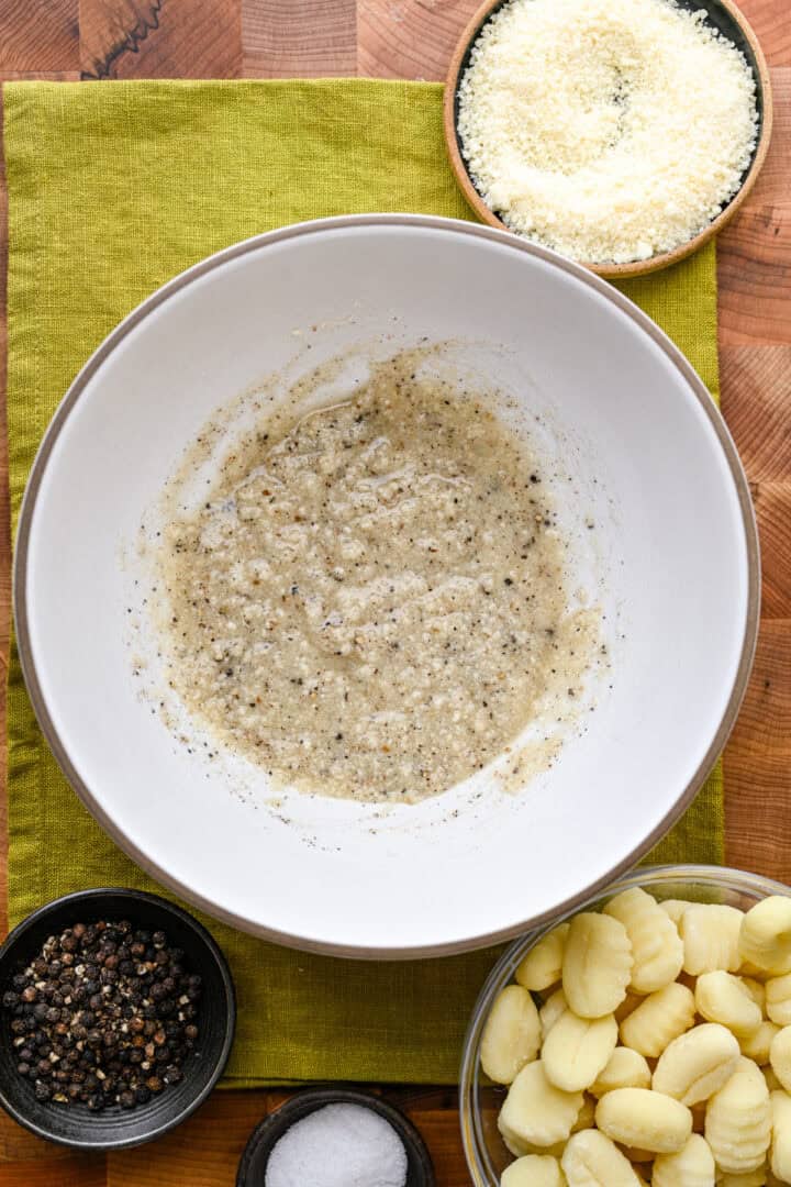 Beurre fondu, huile d'olive, parmesan, sel et poivre après avoir mélangé.