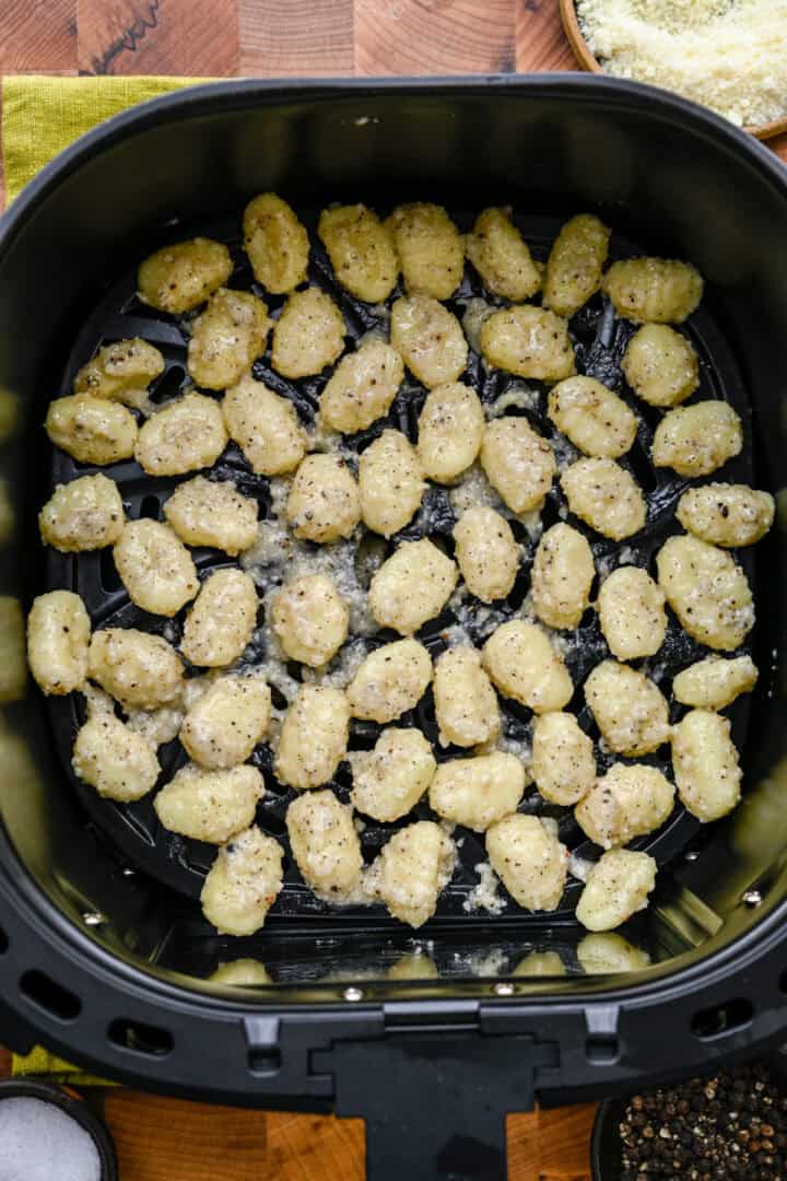 Gnocchi dans le panier de la friteuse avant la cuisson.