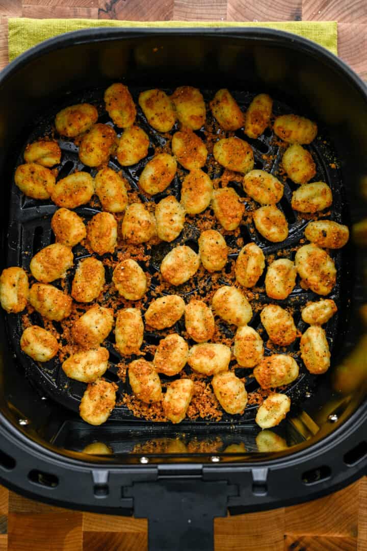 Gnocchis dans le panier de la friteuse après la cuisson.