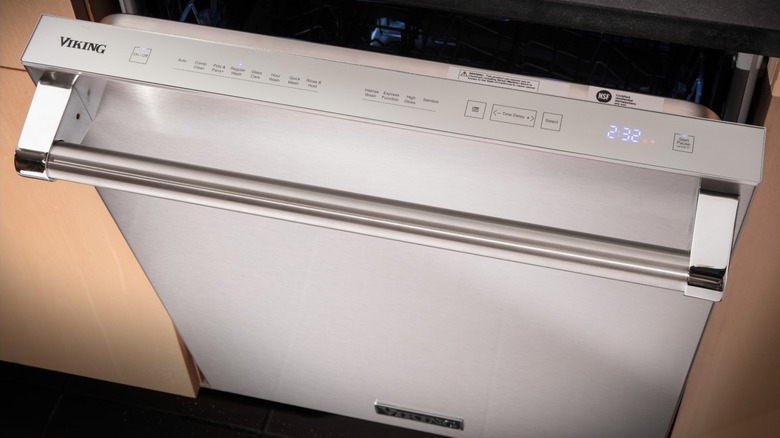 Lave-vaisselle Viking légèrement ouvert pour révéler les commandes