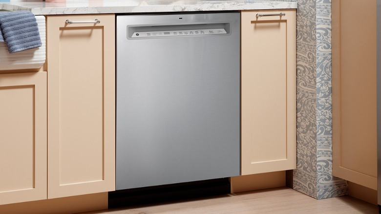Lave-vaisselle GE installé dans une cuisine avec armoires beige