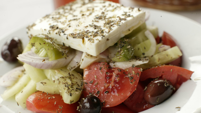 Une salade grecque garnie d'une tranche de fromage feta