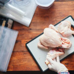 8 erreurs que tout le monde fait en désossant un poulet entier