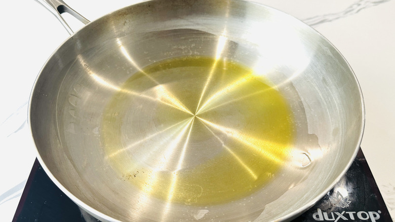 Chauffage au fioul dans une casserole