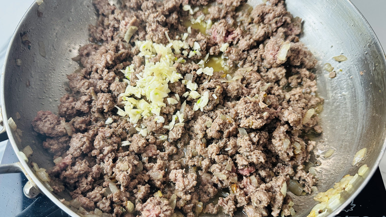 Ail sur boeuf dans une casserole