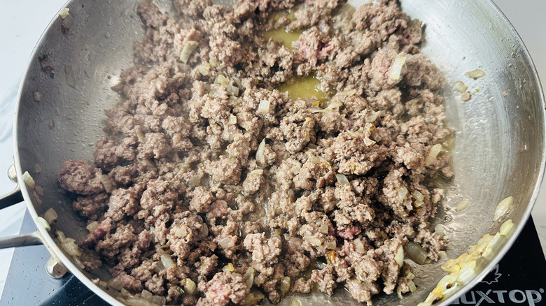 Bœuf doré dans une casserole