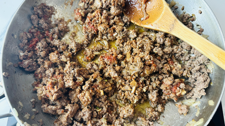 Bœuf enrobé de pâte de tomate dans une casserole
