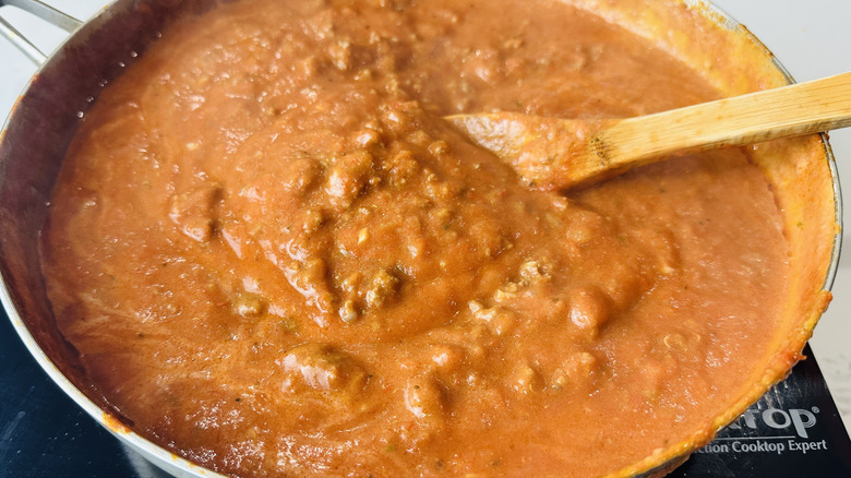 Crème épaisse ajoutée à la bolognaise