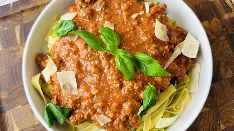 Bolognese servie sur tagliatelles cuites