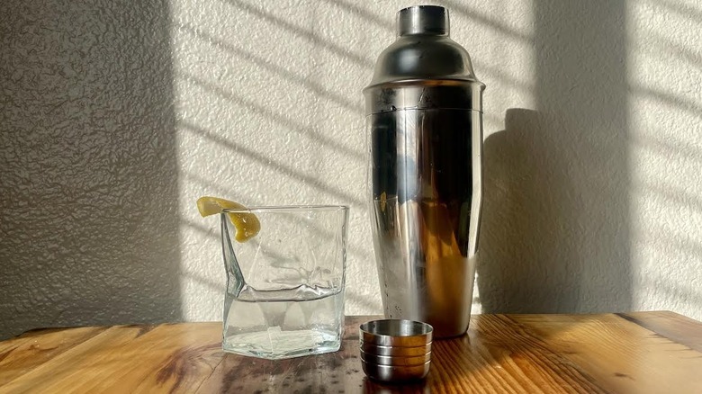 Martini classique avec une tranche de citron et un shaker.