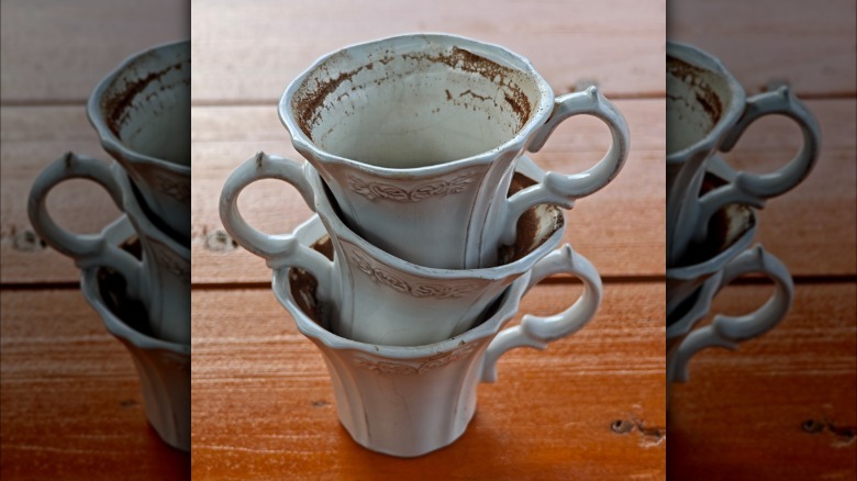 tasses vintage présentant de graves taches et décolorations