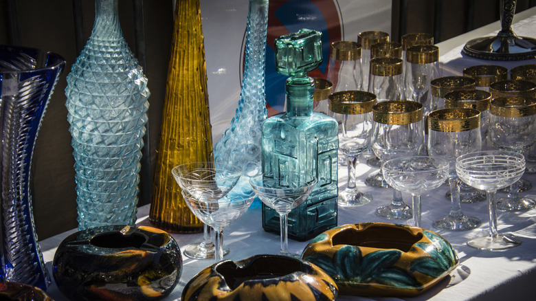 Verrerie vintage sur un marché d'antiquités