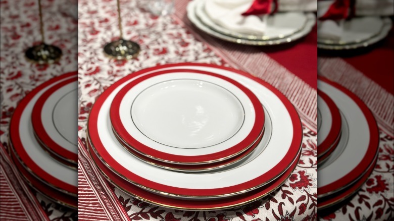 Plats peints avec bordure dorée