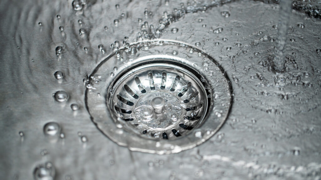 L'ingrédient du garde-manger qui fait passer les éviers en acier inoxydable de ternes à pétillants