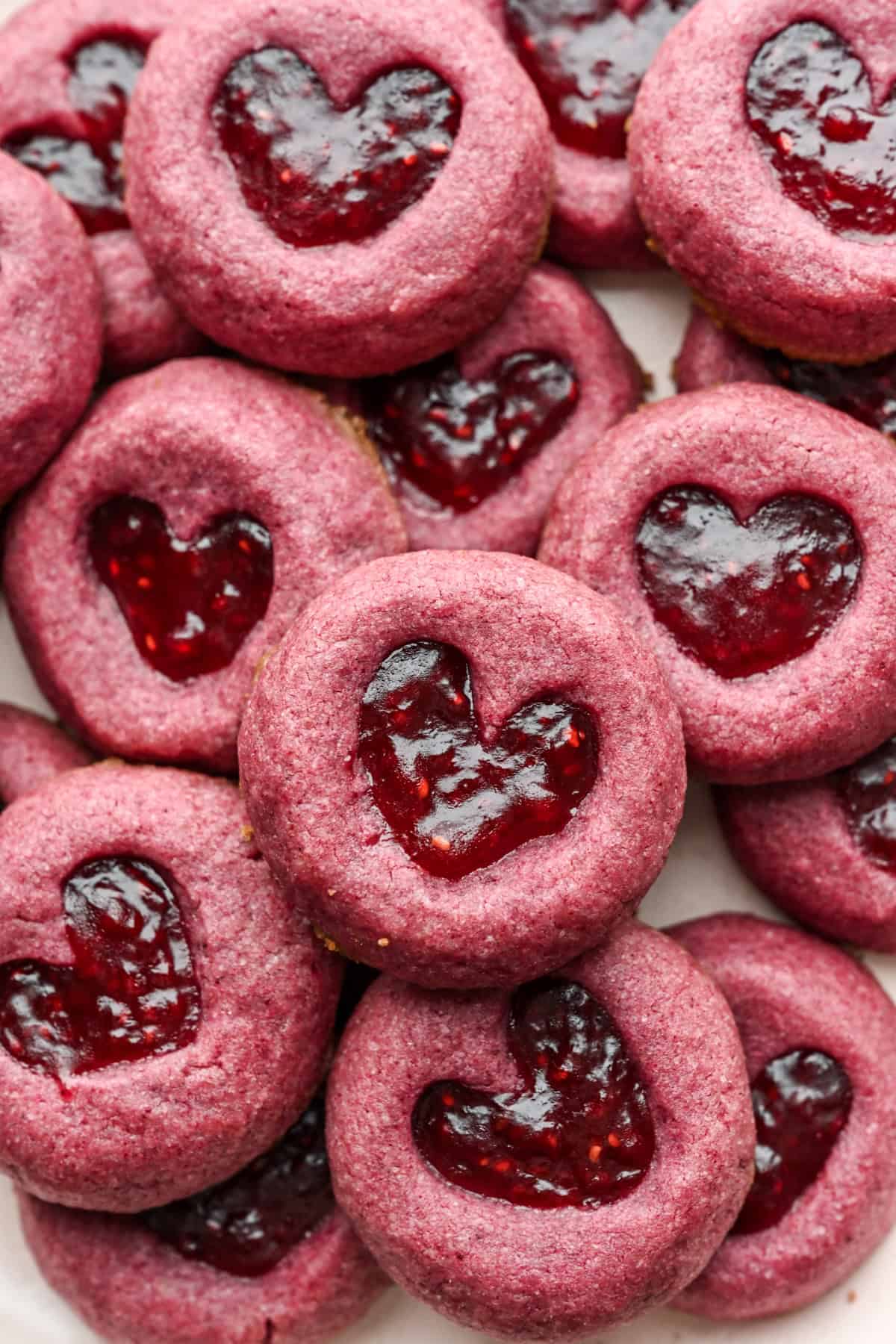 Vue rapprochée des cookies à empreinte cardiaque framboise.