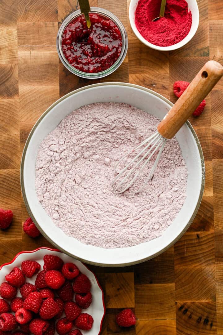 Ingrédients secs mélangés dans un bol.