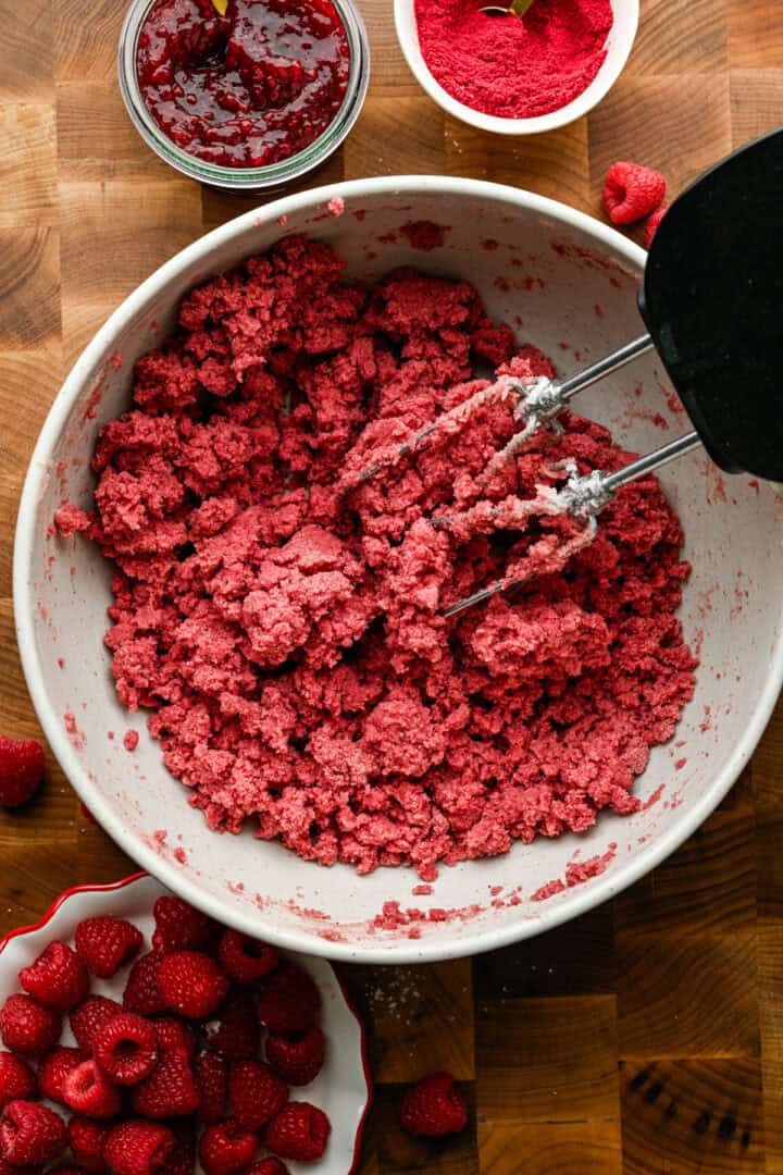 Pâte à biscuits à empreinte de framboise dans un bol.