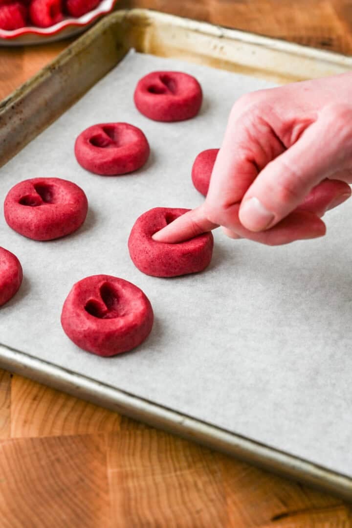 Utiliser un petit doigt pour créer une empreinte en forme de cœur dans le cookie.