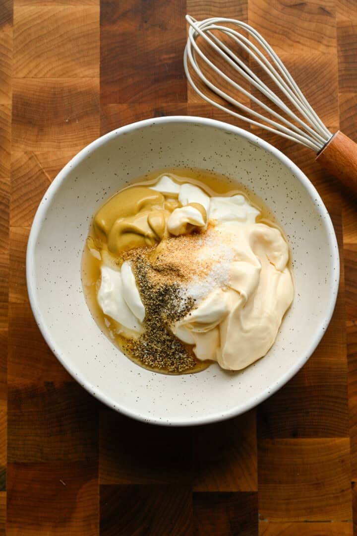 Ingrédients de la vinaigrette au poulet dans un bol avant de mélanger.