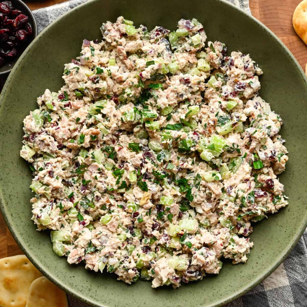 Salade de poulet aux canneberges et aux noix