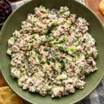 Salade de poulet aux canneberges et aux noix