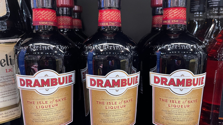 Des bouteilles de Drambuie sont visibles sur une étagère de magasin.